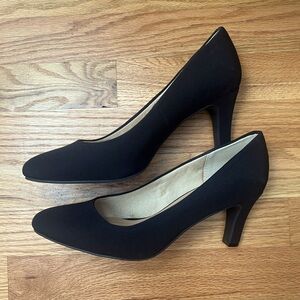 Kelly & Katie black 2 inch heels 7W